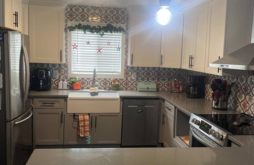 Pembroke Casa | 3-bedroom 3 bathroom house with full kitchen in charming Pembroke with AC, WiFi.
