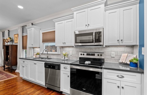 Summerville Casa | 3 bedroom 3 bathroom home in Augusta. The sleeping arrangements at this property are 3 queen beds, and a fold out chair.