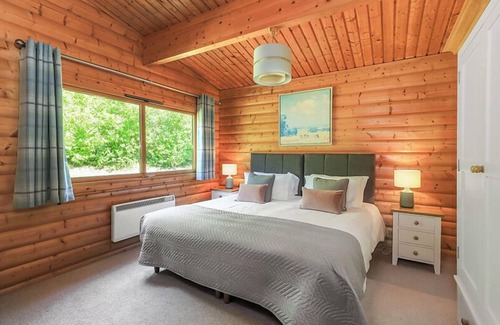 Winchester Cabina | 3 Bedroom, 5 star, award winning Lodge with luxurious hot tub (sleeps 6)