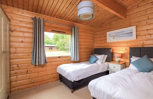Winchester Cabina | 3 Bedroom, 5 star, award winning Lodge with luxurious hot tub (sleeps 6)