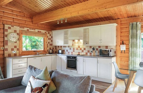 Winchester Cabina | 3 Bedroom, 5 star, award winning Lodge with luxurious hot tub (sleeps 6)