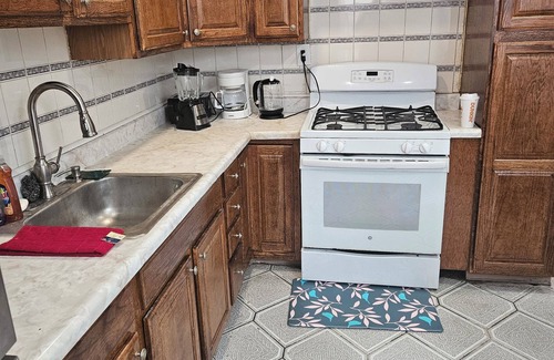 Greenville Apartamento | 3-bedroom apartment in serene Jersey City with WiFi, AC
