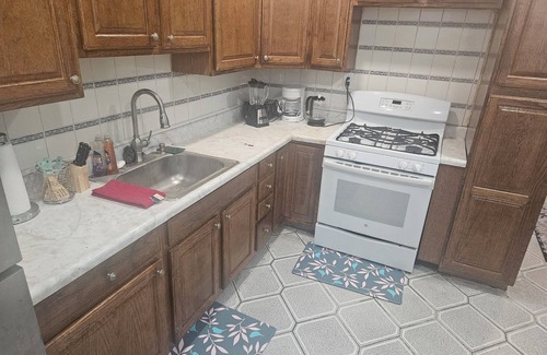 Greenville Apartamento | 3-bedroom apartment in serene Jersey City with WiFi, AC