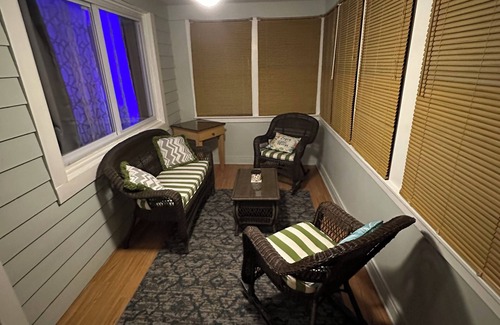 Charlotte Casa | 3-bedroom Beach House in Beautiful Charlotte near Beach with AC/Heat and Wi-Fi