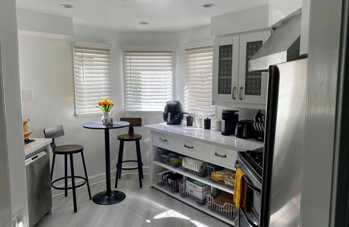 Marina Peninsula Casa | 3-Bedroom Beach House, 50 feet from the sand - sleeps 10