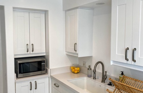 Marina Peninsula Casa | 3-Bedroom Beach House, 50 feet from the sand - sleeps 10