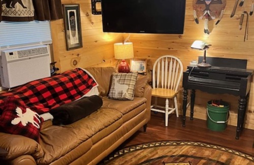 Howard Cabina | 3-bedroom cabin with large, covered porch and WiFi. 23 miles from State College