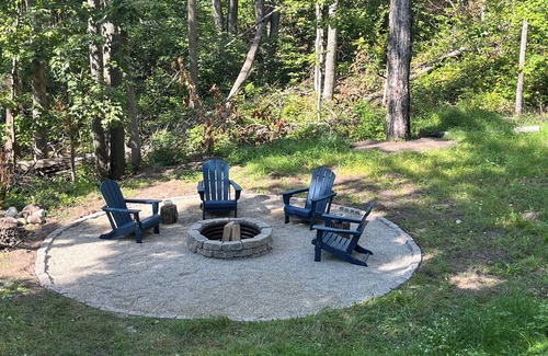 Harbor Springs Cabina | 3-bedroom chalet plus XL loft & hot tub,next to NubsNob, sleeps 10