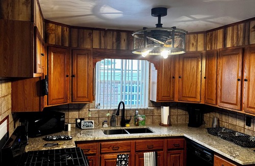 Garfield Heights Casa | 3-bedroom Château in welcoming Garfield Heights with WiFi, AC. 5 night min