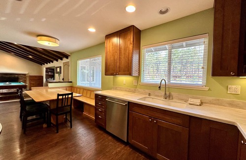 Skyland Casa | 3 bedroom, community beach, BBQ, Hot Tub, Pool Table (ZC1004)