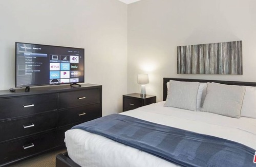 Downtown Condominio | 3 Bedroom Condo 74536 by Houzlet