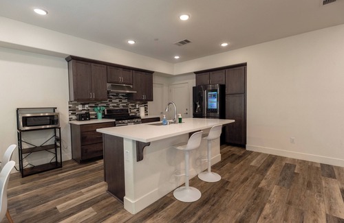 Newark Condominio | 3-bedroom condo in fantastic Newark with WiFi, AC