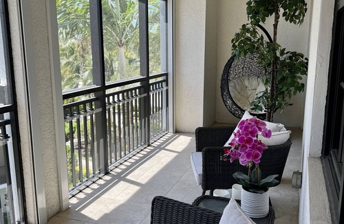 Miromar Lakes Condominio | 3 Bedroom + Den 3 1/2 Bathrooms Available for rent in Miromar Lakes.