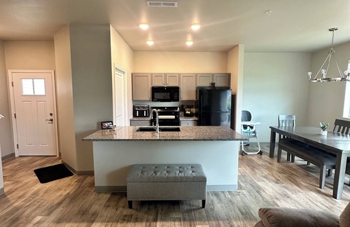 De Pere Casa | 3 bedroom family friendly townhome with pond views