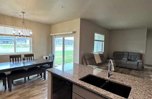 De Pere Casa | 3 bedroom family friendly townhome with pond views