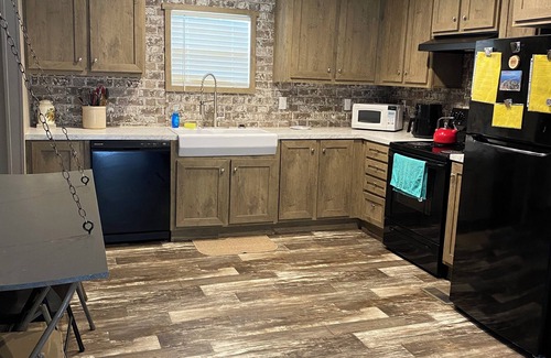 Cedar Point Casa | 3 bedroom getaway just 5 mins from the beach