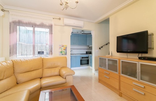 Puerto Marino Villa | "3 Bedroom Holiday Villa Benani" cerca del mar con piscina compartida y Wi-Fi