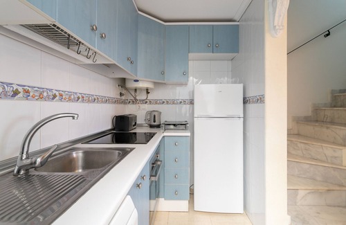 Puerto Marino Villa | "3 Bedroom Holiday Villa Benani" cerca del mar con piscina compartida y Wi-Fi