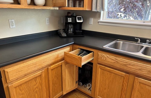 Aurora Casa | 3 bedroom home by airport. Short drive to Anschultz Medical Center.