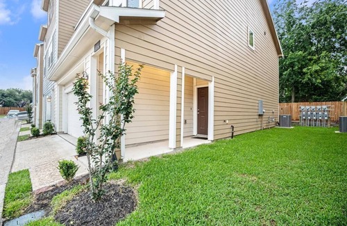 Pasadena Casa | 3 bedroom home in gated community