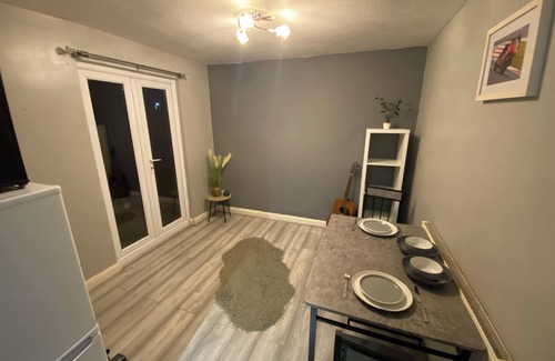 Hereford Casa | 3 bedroom home, king size, private driveway, pet friendly, 2 secluded gardens