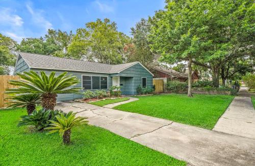 Pasadena Casa | 3 Bedroom Home The Neighborhood Spot desks in 2 rooms high speed Internet wifi Kick Back & Relax close to Houston Hobby Airport 5 star superhost