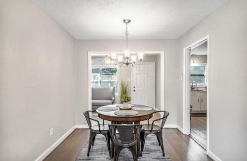 Pasadena Casa | 3 Bedroom Home The Neighborhood Spot desks in 2 rooms high speed Internet wifi Kick Back & Relax close to Houston Hobby Airport 5 star superhost