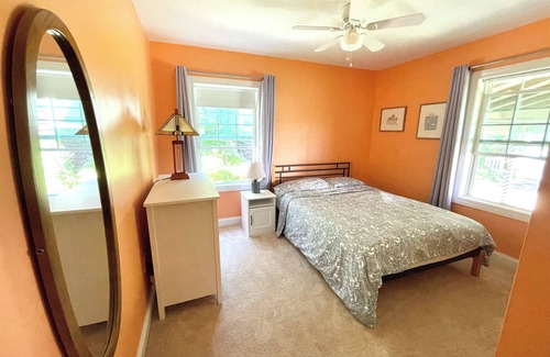 Dicken Casa | 3 Bedroom House 1 Block from Michigan Stadium