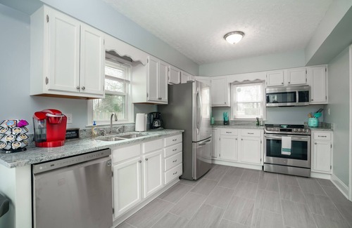 Hurwood Heights Casa | 3 Bedroom house close to downtown and the airport with an amazing deck.