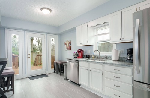 Hurwood Heights Casa | 3 Bedroom house close to downtown and the airport with an amazing deck.