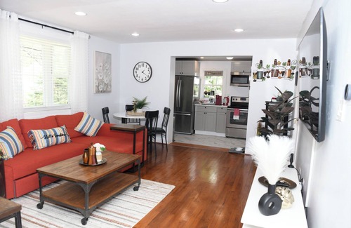 Wheaton-Glenmont Casa | 3-bedroom house in fabulous Silver Spring with WiFi, AC