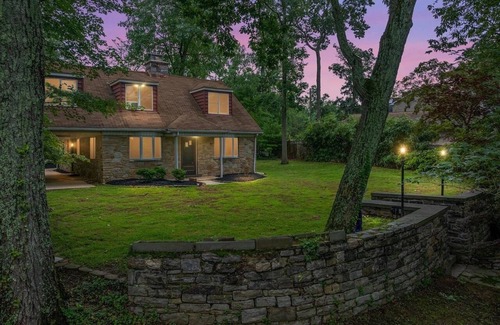 Lake Shore Casa | 3-bedroom house in charming Pasadena with AC