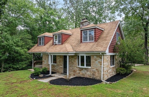 Lake Shore Casa | 3-bedroom house in charming Pasadena with AC