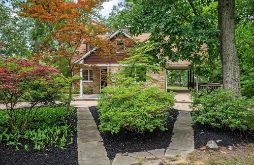 Lake Shore Casa | 3-bedroom house in charming Pasadena with AC
