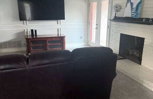 Cowley Casa | 3-bedroom house in Plano with Coy pond , fitness equipment ,