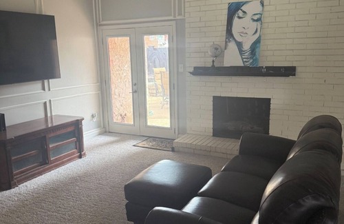 Cowley Casa | 3-bedroom house in Plano with Coy pond , fitness equipment ,