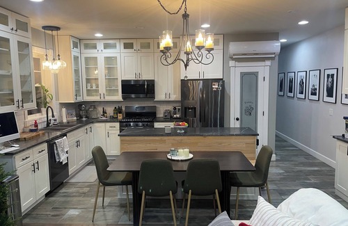 Malta Casa | 3-bedroom house in Saratoga MINUTES to track with pool, hottub, pool table