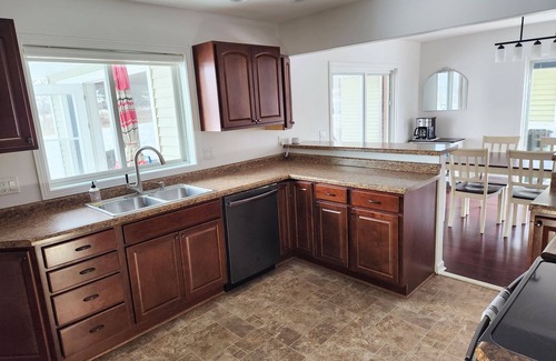 Pella Casa | 3-bedroom house in welcoming Pella close to lake & on the bike trail