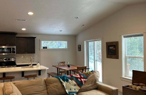 Sunriver Casa | 3-bedroom house near the beautiful Fall River with AC, fireplace and wifi