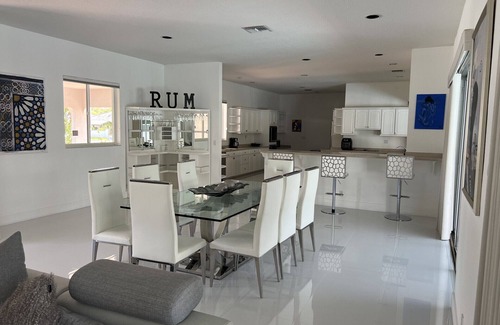 Davie Casa | 3-bedroom in Davie . WiFi, AC. Pool ,near to Sawgrass Mall, Hard Rock ,F Garden,