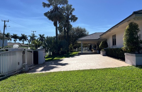 Davie Casa | 3-bedroom in Davie . WiFi, AC. Pool ,near to Sawgrass Mall, Hard Rock ,F Garden,