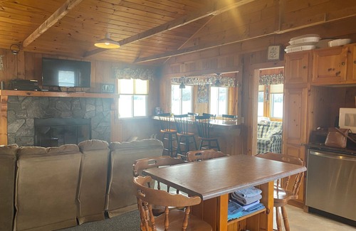 Maidstone Casa | 3 Bedroom Lakefront home on Maidstone Lake