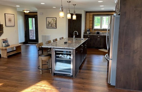 Granite Falls Cabina | 3-bedroom log cabin just steps from Lake Rhodhiss with private boat dock.