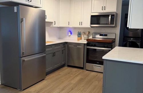 Cumings Beach Park Casa | 3-bedroom pet friendly home in Madison walking distance to beach & winery