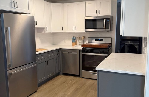 Cumings Beach Park Casa | 3-bedroom pet friendly home in Madison walking distance to beach & winery