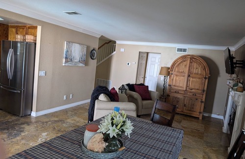 Ontario Casa | 3-bedroom pool house in amazing Ontario with WiFi, AC. Start your getaway now