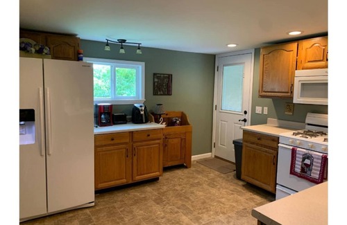East Palmyra Casa | 3 Bedroom's with 4 beds, 1/2 wrap around porch, patio, 2 firepits, outdoor bar!