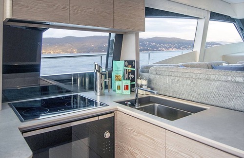 Cove Makarac (Milna) Alquiler De Eote | 3-bedroom Santa Barbara Yacht in charming Podstrana with AC, WiFi , Flat TV