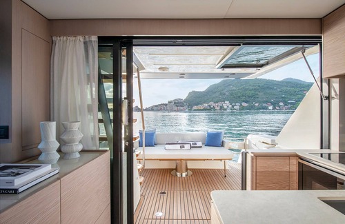 Cove Makarac (Milna) Alquiler De Eote | 3-bedroom Santa Barbara Yacht in charming Podstrana with AC, WiFi , Flat TV