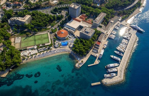 Cove Makarac (Milna) Alquiler De Eote | 3-bedroom Santa Barbara Yacht in charming Podstrana with AC, WiFi , Flat TV